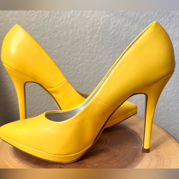 Yellow heels size 6 - Picture 2 of 5